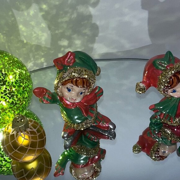 Vintage hand painted holly berry Christmas Ice Skater Girls on pond lighted OOAK - Picture 2 of 14